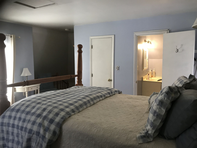 Bedroom 2, Fallen Tree Farm Bed & Breakfast, Cumberland