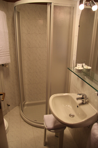 Bathroom 3, Hotel Castello S. Antonio, Verona