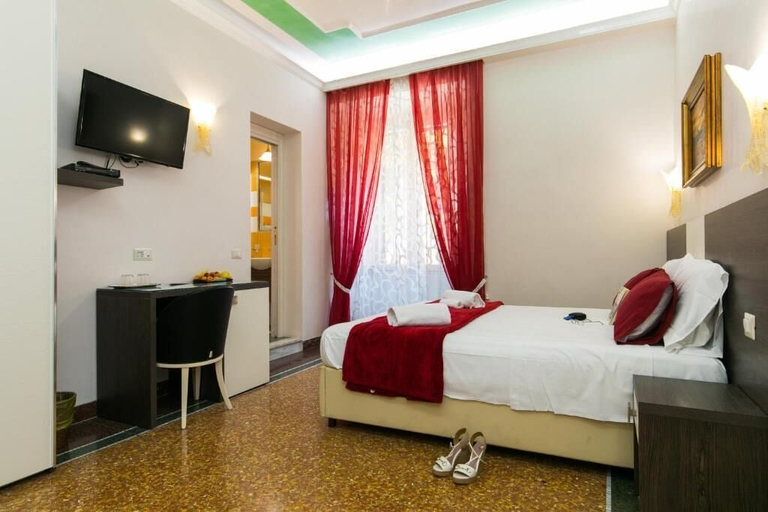 Bedroom 5, Anthony 47, Roma