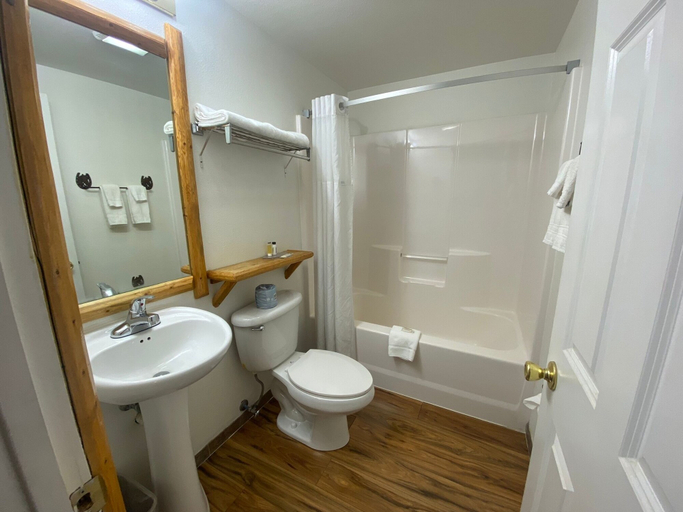Bathroom 4, Super 8 by Wyndham Powell, Park