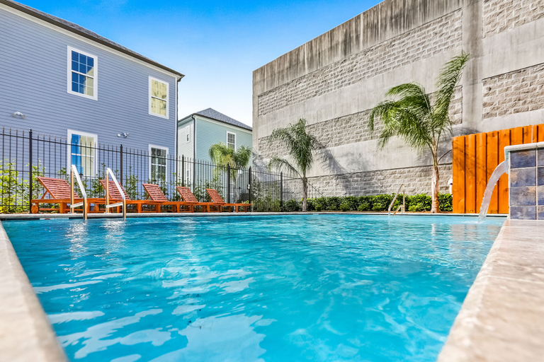 Sport & Beauty 4, Spacious 5 BR Retreat with Pool - Near It All, Orleans