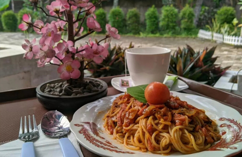 Food & Drinks, Nice Double Room With Ac, Garden and Wifi, Bogor