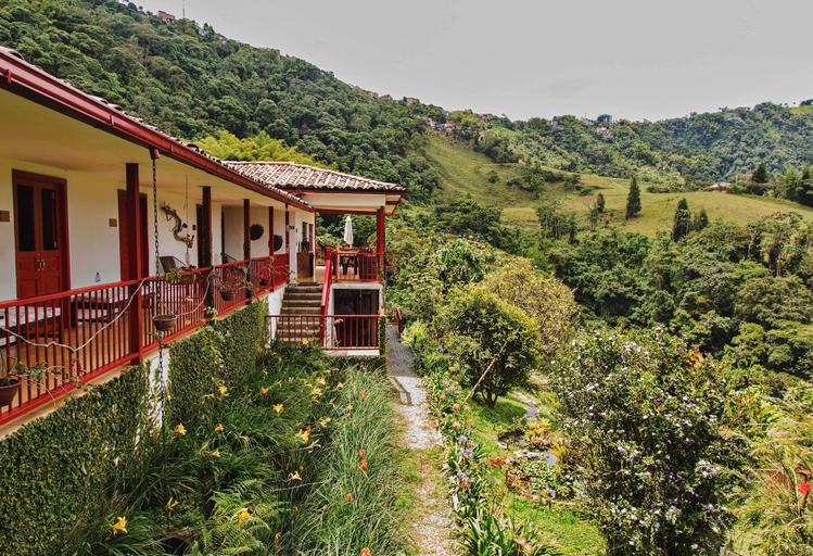 Exterior & Views