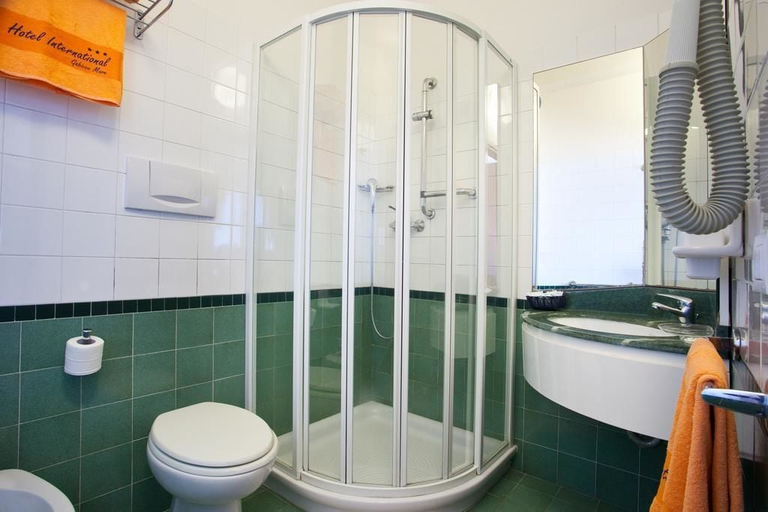 Bathroom, Hotel International, Pesaro E Urbino