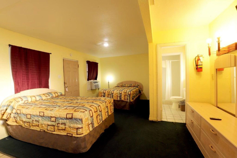 Bedroom 3, Economy Inn Kingsville, Kleberg