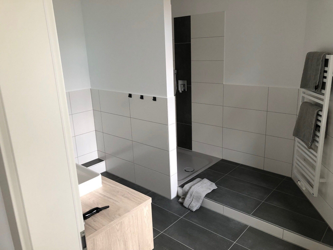 Bathroom 4, Landhotel Zur Bretzel, Darmstadt-Dieburg