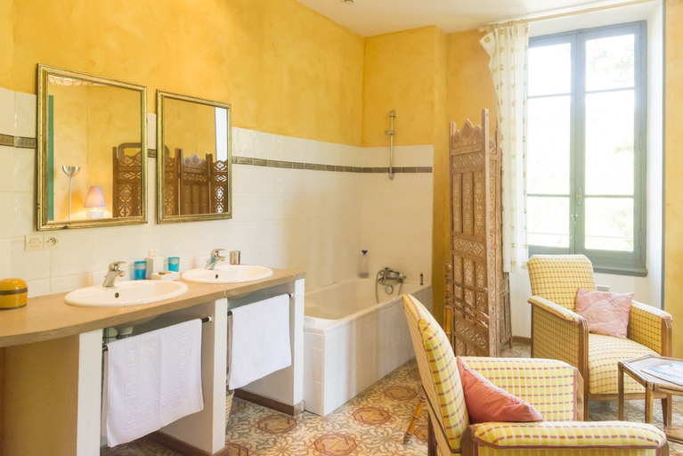 Bathroom, Mas Montluzia, Aude