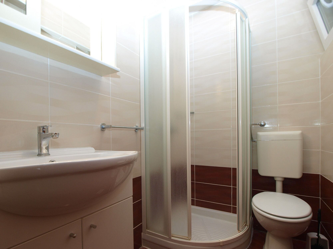 Bathroom 3, Apartment 1969, Ližnjan