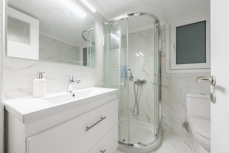 Bathroom 3, Victoria Diamond Suites Apartments, Attica