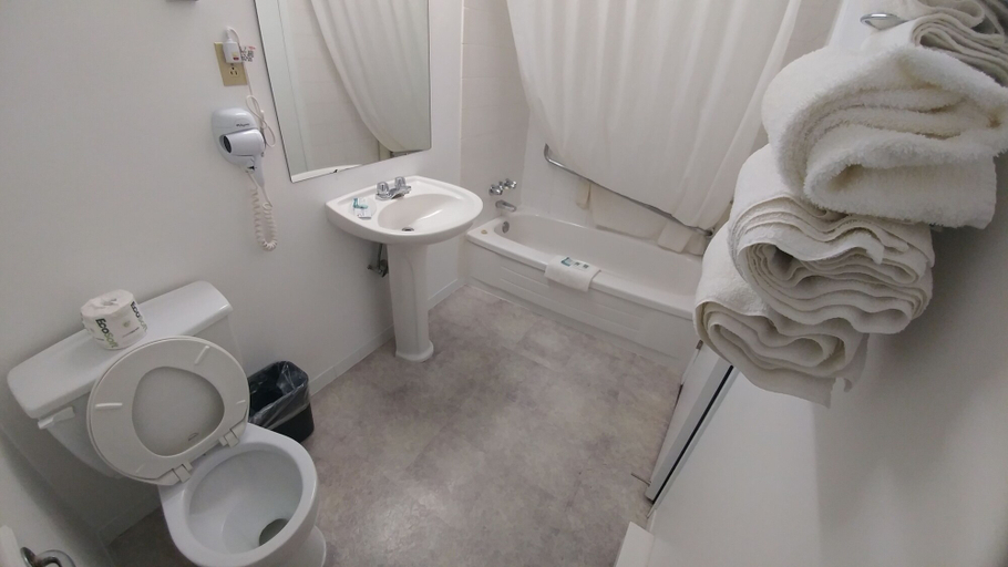 Bathroom 5, Northlander Motel, Algoma
