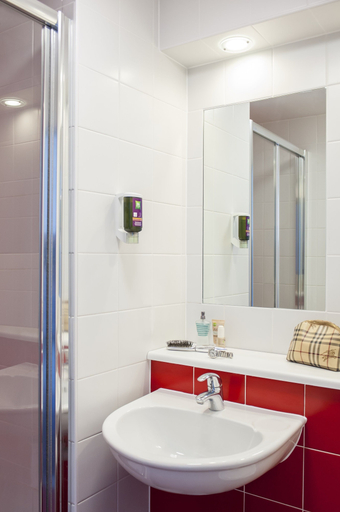 Bathroom 4, Forshaws Hotel - Blackpool, Blackpool