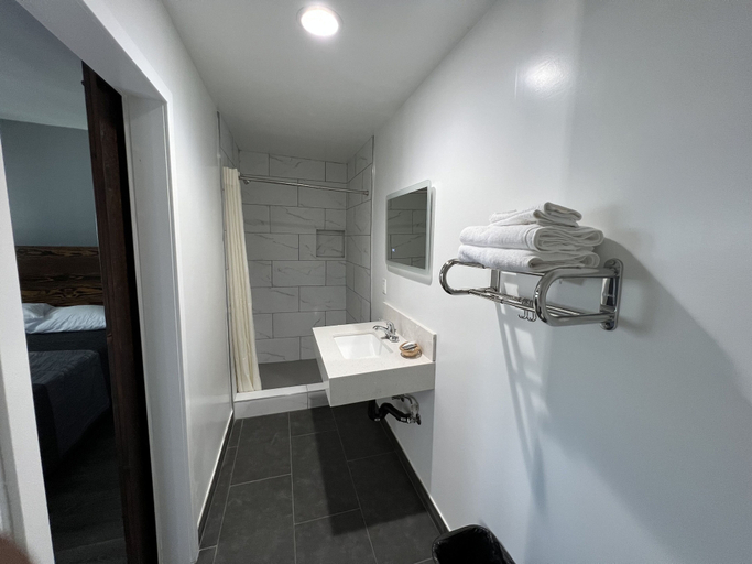 Bathroom 5, ERTH INN by AGA Bell Gardens, Los Angeles