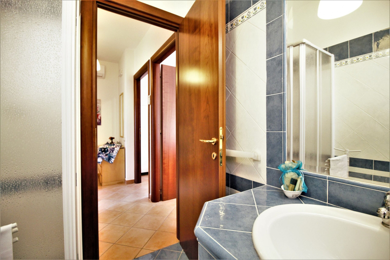 Bathroom 3, Holidaycasa Emiliano - Villa con Giardino Privato, Latina
