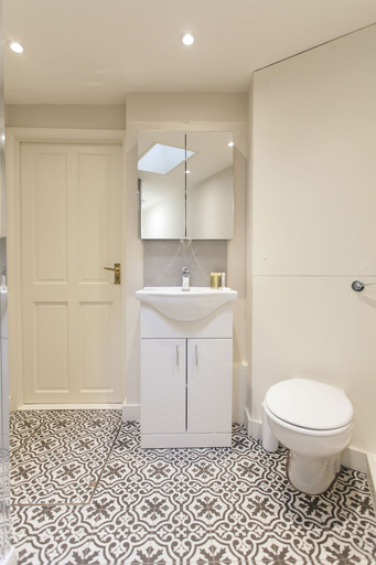 Bathroom 4, Victoria Charming Atmosphere, London