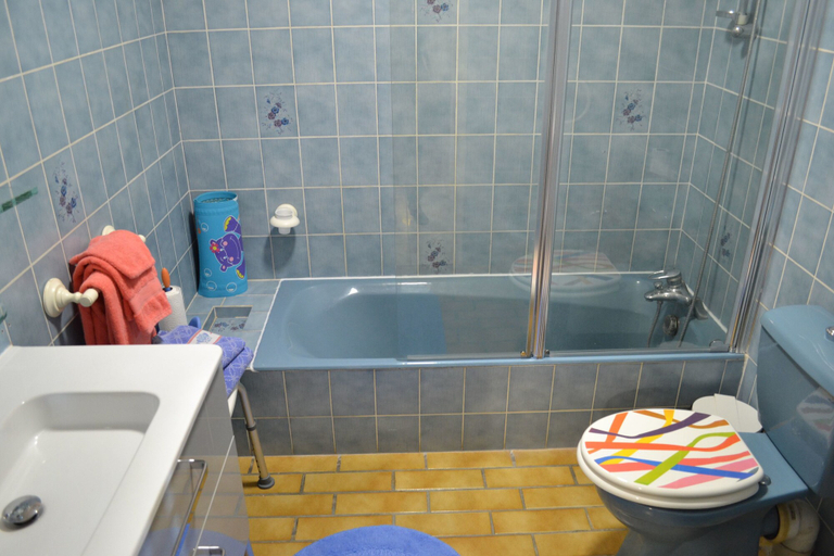 Bathroom 5, Aux Orangers, Charente