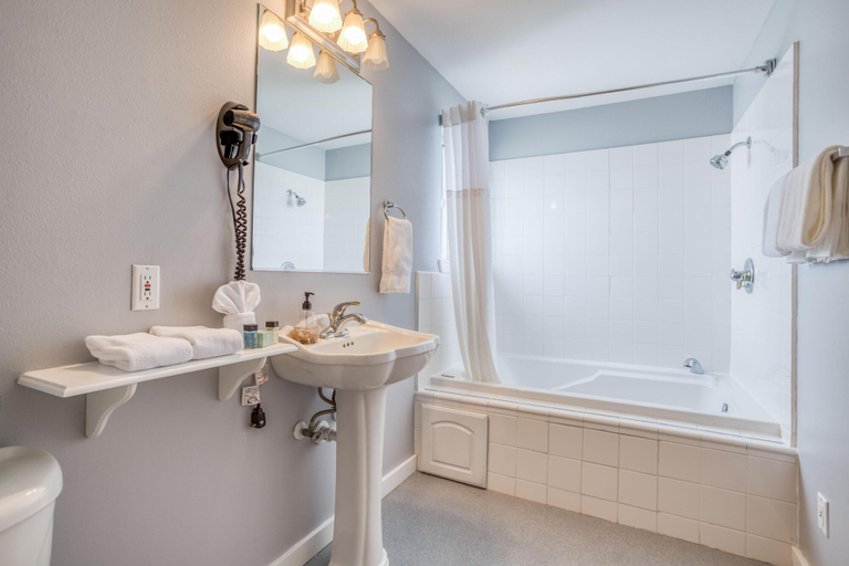 Bathroom 4, Nantucket Inn #4, Lincoln