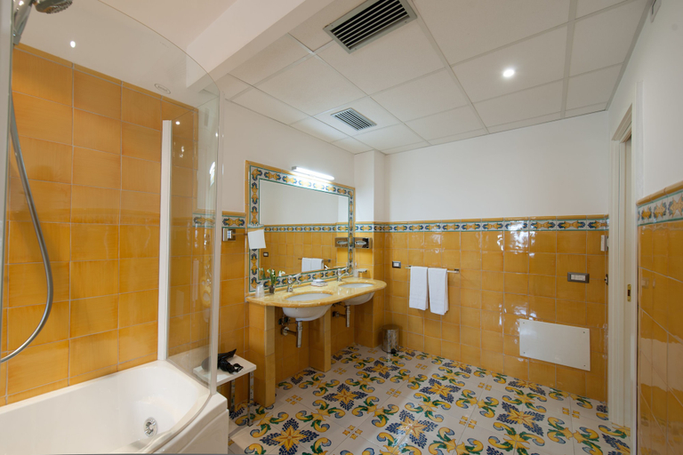 Bathroom 5, L'Araba Fenice, Salerno