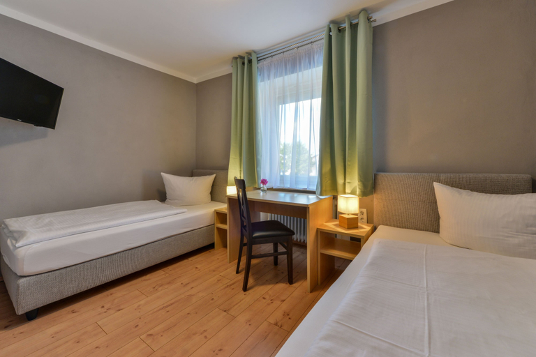 Bedroom 2, Hotel & Gasthof Krone, Augsburg