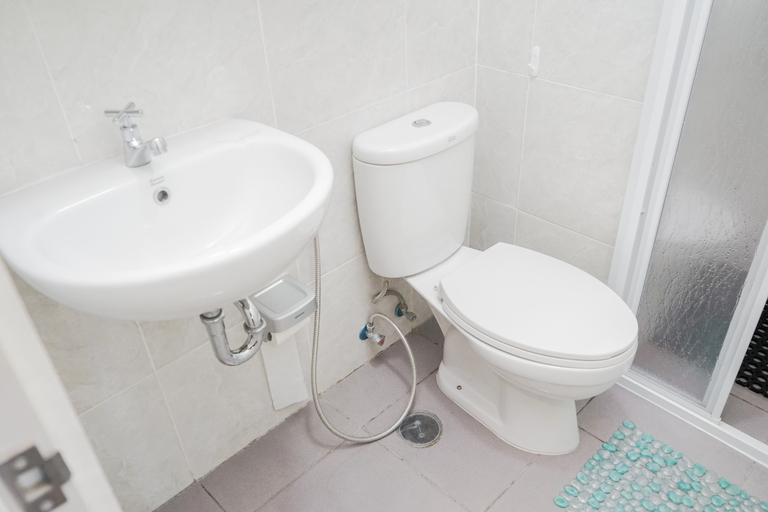 Bathroom 5, Best Choice 2BR Parkland Avenue Apartment By Travelio, Tangerang Selatan