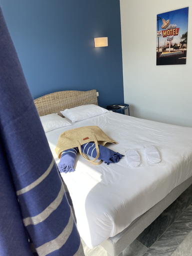 Bedroom 3, Cit’Hôtel Amérique, Hérault