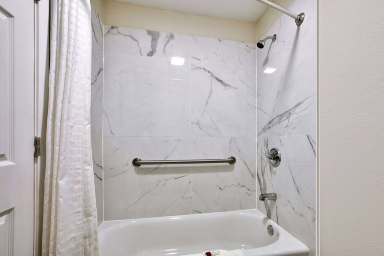 Bathroom 5, Super 8 by Wyndham Palestine, Anderson
