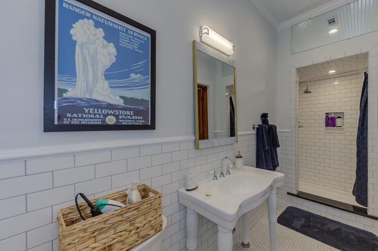 Bathroom 5, Oak Hall Mansion and Boutique Hotel, Warren