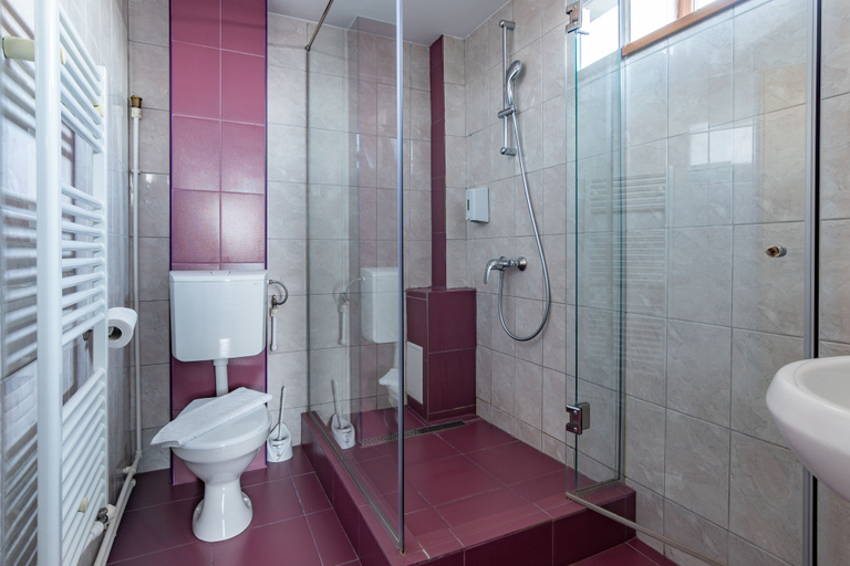 Bathroom 3, Vila Bordeaux, Galati