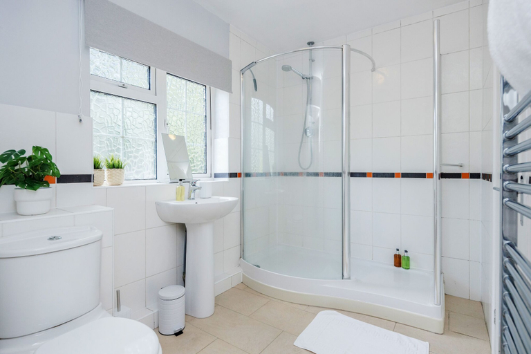 Bathroom, Ascot Pet Friendly 4 Bed House Parking, Windsor and Maidenhead