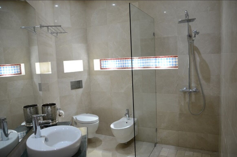 Bathroom 4, Hotel Villa Aralia, Rabat