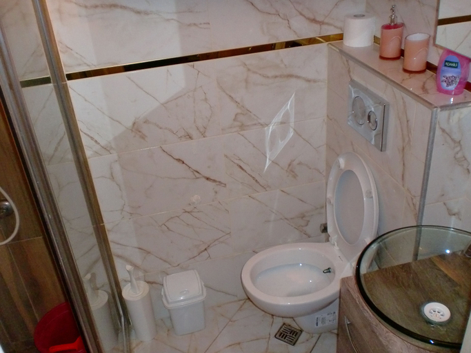 Bathroom 3, MC Suite, Merkez