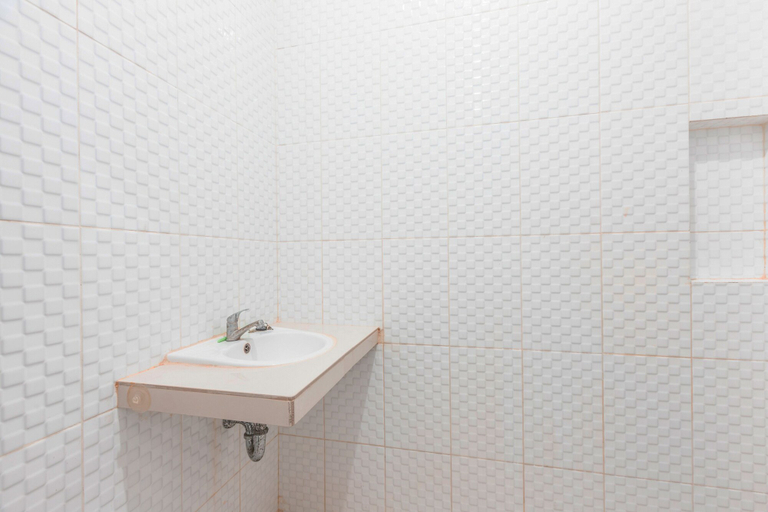 Bathroom 4, OYO 2364 Cempaka Harapan Indah, Bekasi