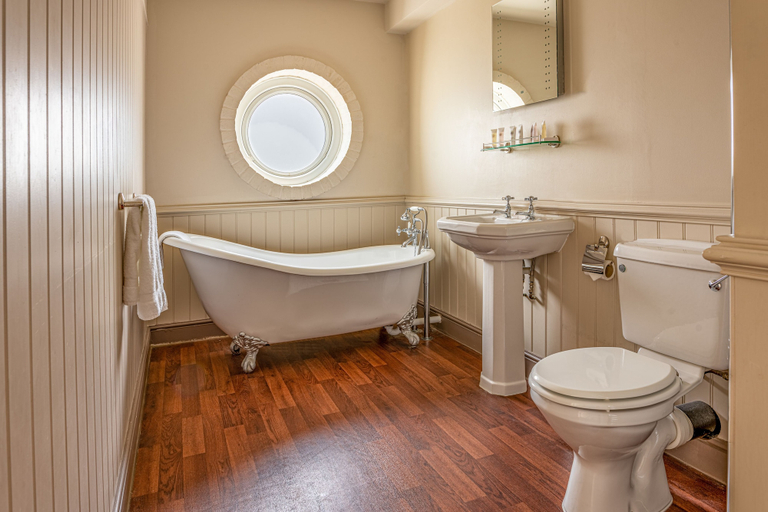 Bathroom 5, The Botany Bay Hotel, Kent