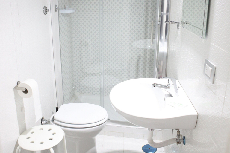 Bathroom 4, Hotel Casablanca, Napoli