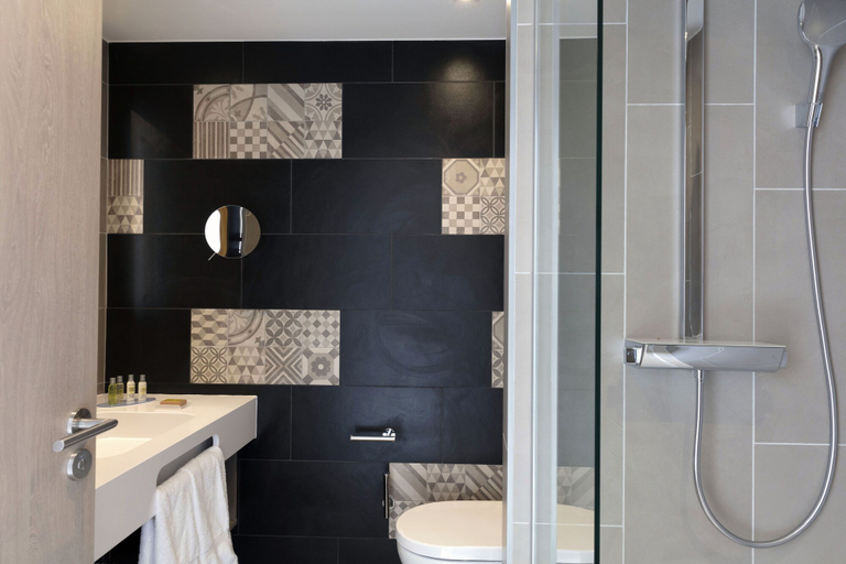 Bathroom 5, Hilton Garden Inn Paris La Villette, Paris