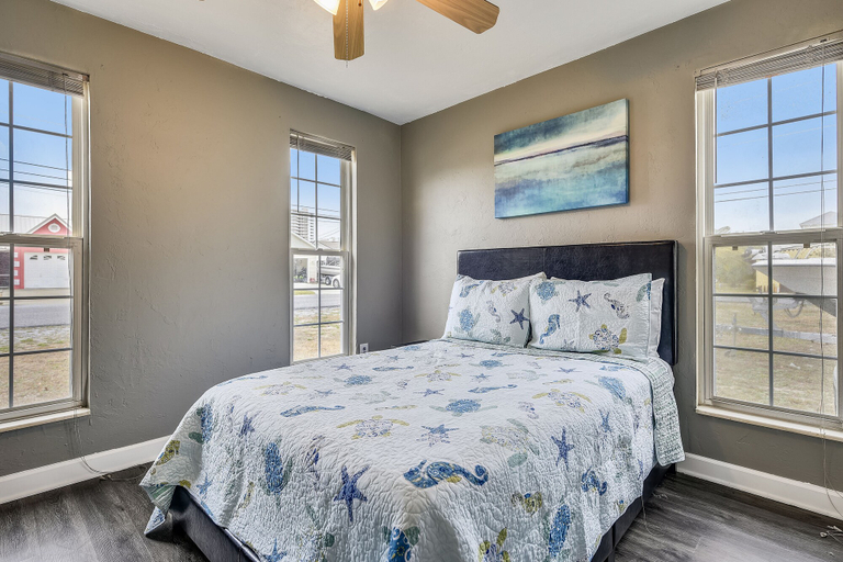 Bedroom 3, Sunset on Sunset by Book That Condo, Bay