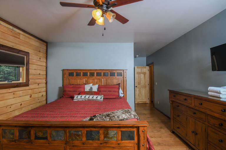 Bedroom 3, Hemlock Hideaway 6 Bedroom House, Garrett