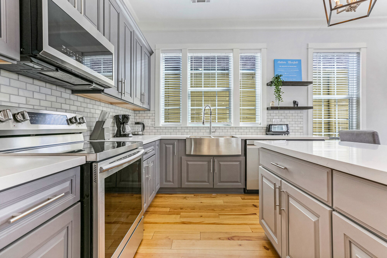 Others 5, Chic 4 BR Condo - Large Pool - Perfect Location, Orleans