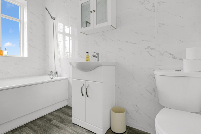 Bathroom, Heathrow Living Stanwell Serviced House, Surrey