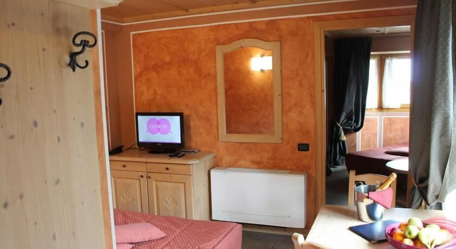 Bedroom 4, Boscone Suite Hotel, Sondrio