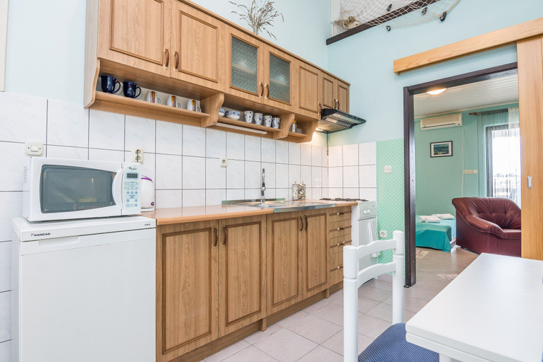 Others 4, Apartment Nada, Vir