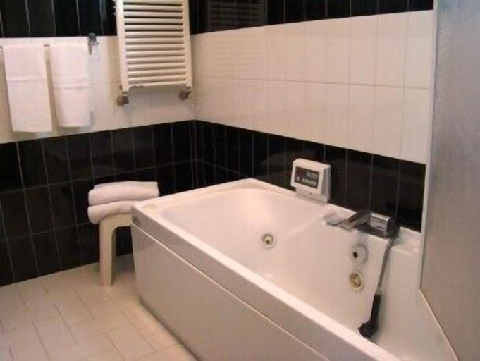 Bathroom 3, Hotel Sole & Esperia, Siena