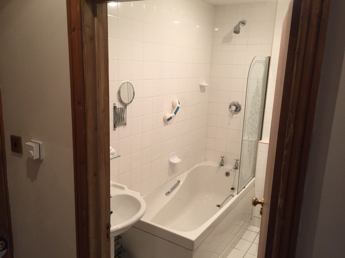 Bathroom 4, Cross Keys Hotel, Cambridgeshire
