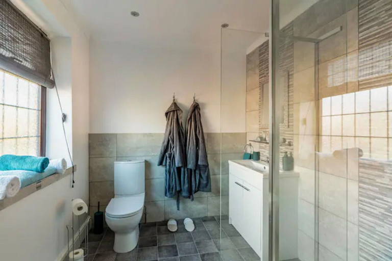 Bathroom 4, Camaraderie Guest House, York