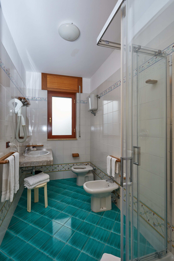 Bathroom 4, Hotel La Castellana, Cosenza