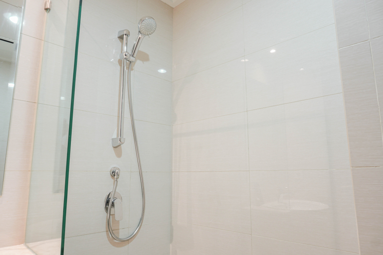 Bathroom 5, Warm and Cozy Studio Green Sedayu Apartment By Travelio, West Jakarta