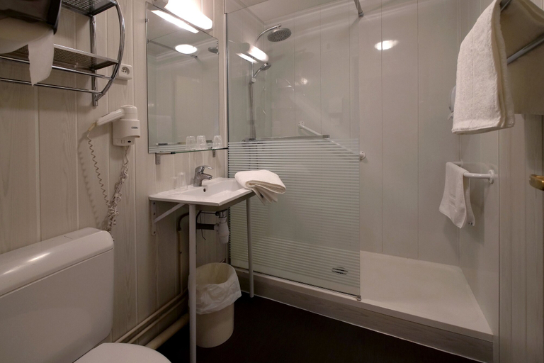 Bathroom 3, Hôtel Le Vert Galant, Seine-Saint-Denis