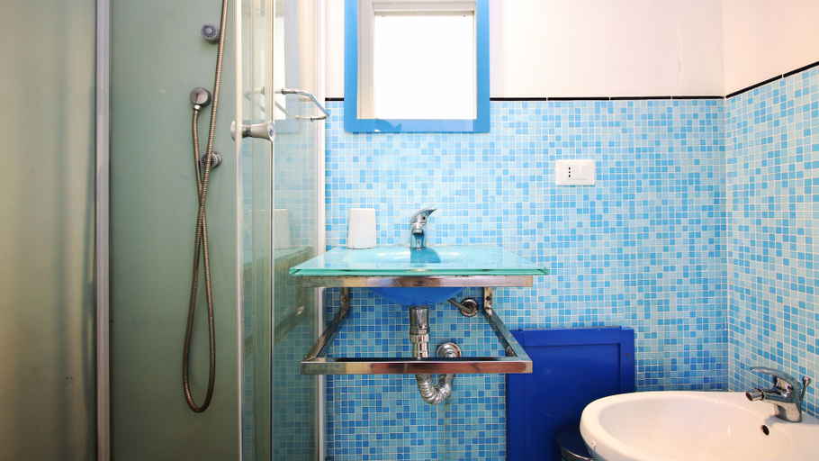 Bathroom 4, Villa Cialoma, Trapani
