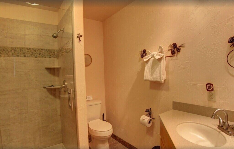 Bathroom 3, Fox Den Lodge, Gallatin