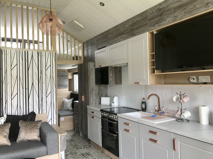 Others 4, 2 Bed Lodge - Sleeps 4 - Patio - Parking - Wifi, Highland