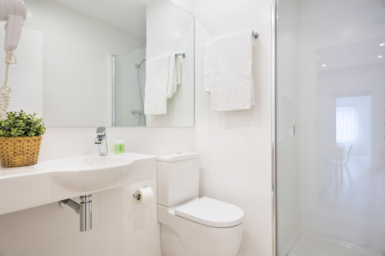 Bathroom, BcnStop Sagrada Familia Apartments, Barcelona